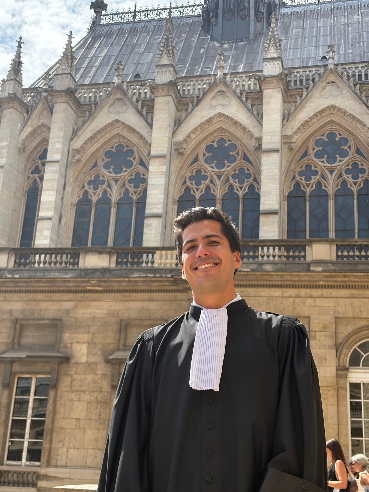 Leonel Bustamante — Abogado del Colegio de Abogados de París El abogado Leonel Bustamante en el Palacio de Justicia de París tras la ceremonia de juramento ante el Colegio de Abogados.