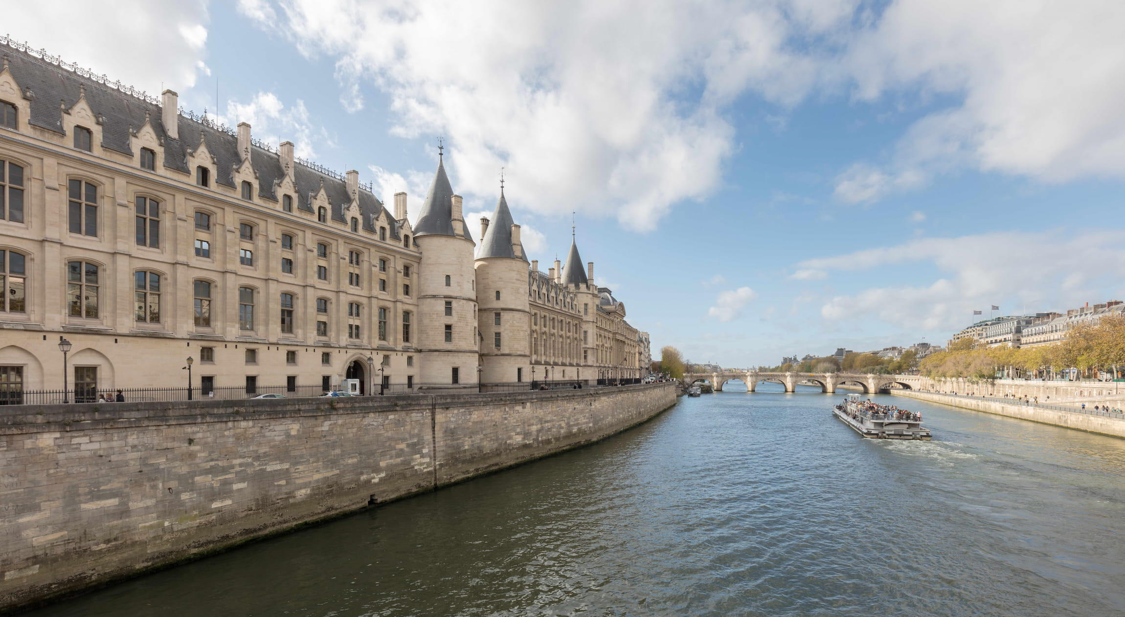 Vista de la Conciergerie a orillas del río Sena, que representa la práctica jurídica francesa.